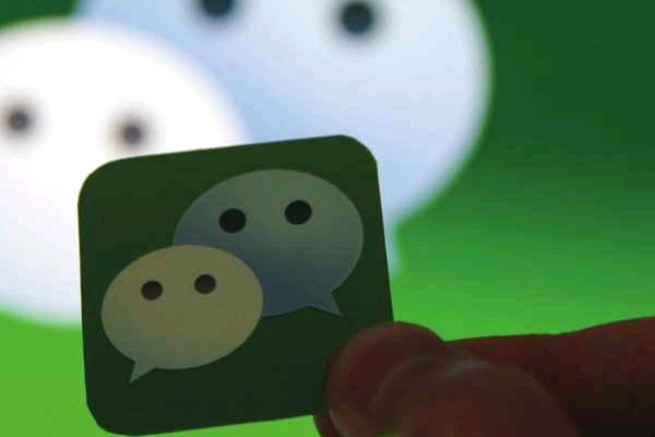 犯罪分子利用微信群控设备，以美女诱惑加好友，向用户索要红包，推荐股票，销售色情视频等骗钱